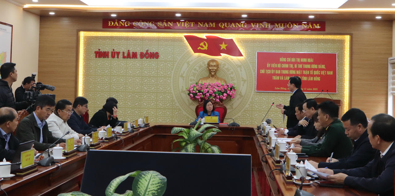 Chủ tịch Ủy ban Trung ương Mặt trận Tổ quốc Việt Nam nghe lãnh đạo Lâm Đồng báo cáo tình hình thiên tai.