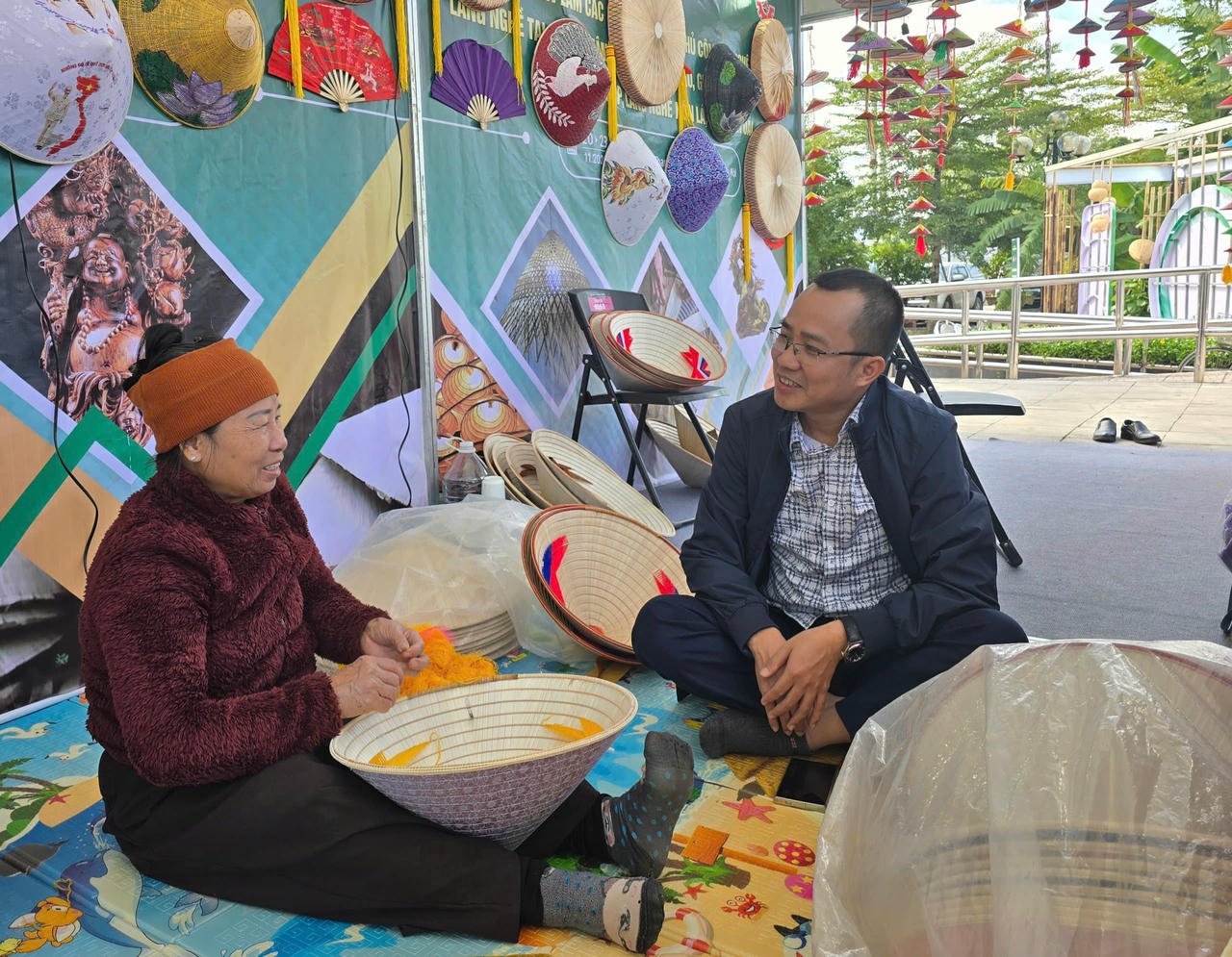 Bà Lưu Thị Lan chia sẻ cùng phóng viên những câu chuyện làm nón Chuông.