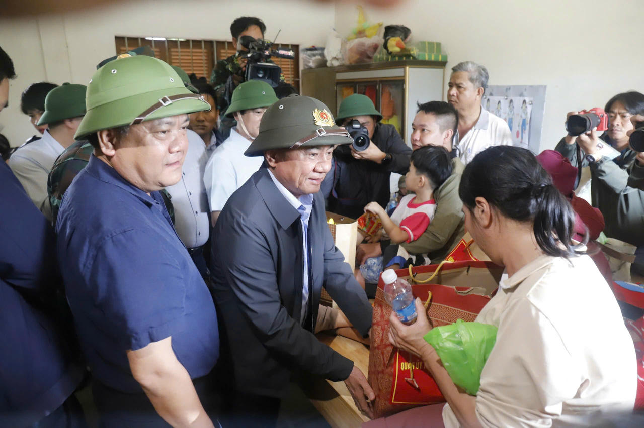 Thường trực Ban Bí thư Trần Cẩm Tú thăm hỏi, hỗ trợ người dân vùng lũ xã Diên Điền - Khánh Hòa