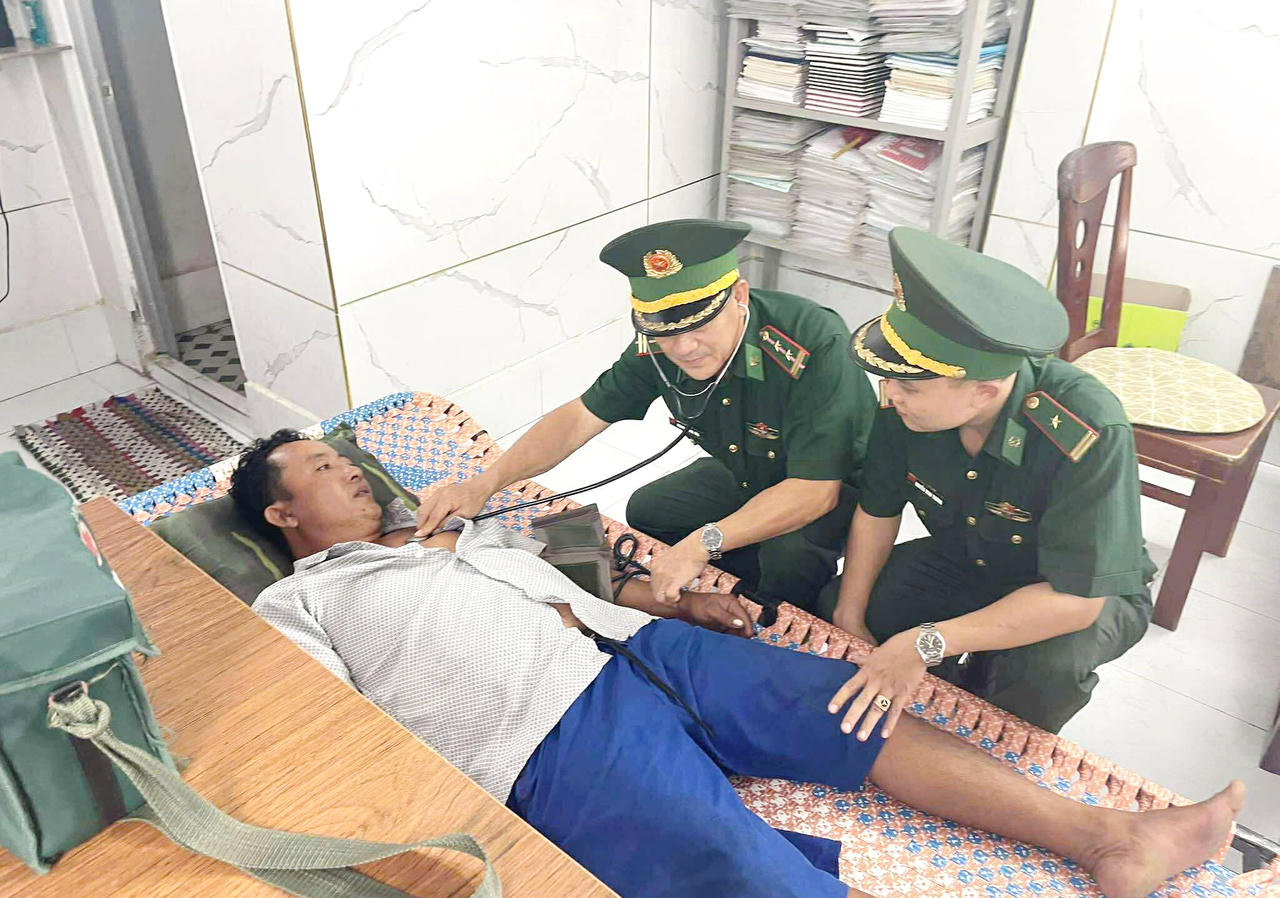 Quân y chăm sóc sức khỏe thuyền viên gặp nạn.