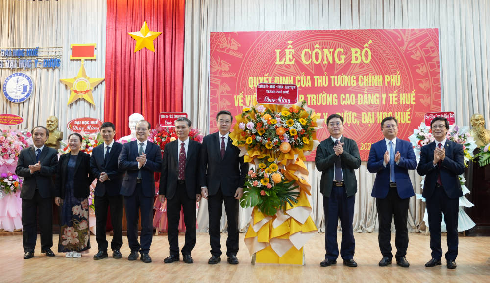 Lãnh đạo thành phố Huế tặng hoa chúc mừng Trường Đại học Y - Dược, Đại học Huế&nbsp;