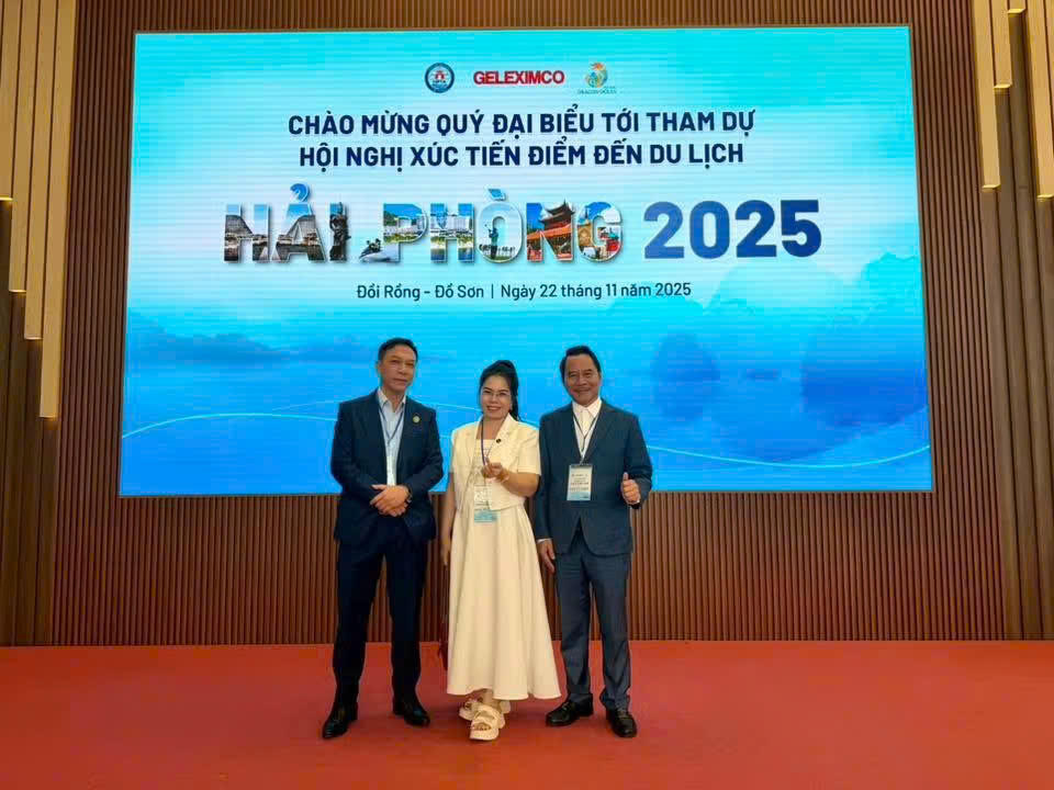 Đại biểu tham dự Hội nghị Xúc tiến điểm đến Du lịch Hải Phòng 2025 (Ông Nguyễn Anh Tú- Chủ tịch Hội Nhà báo TP Hải Phòng ngoài cùng bên phải).. 