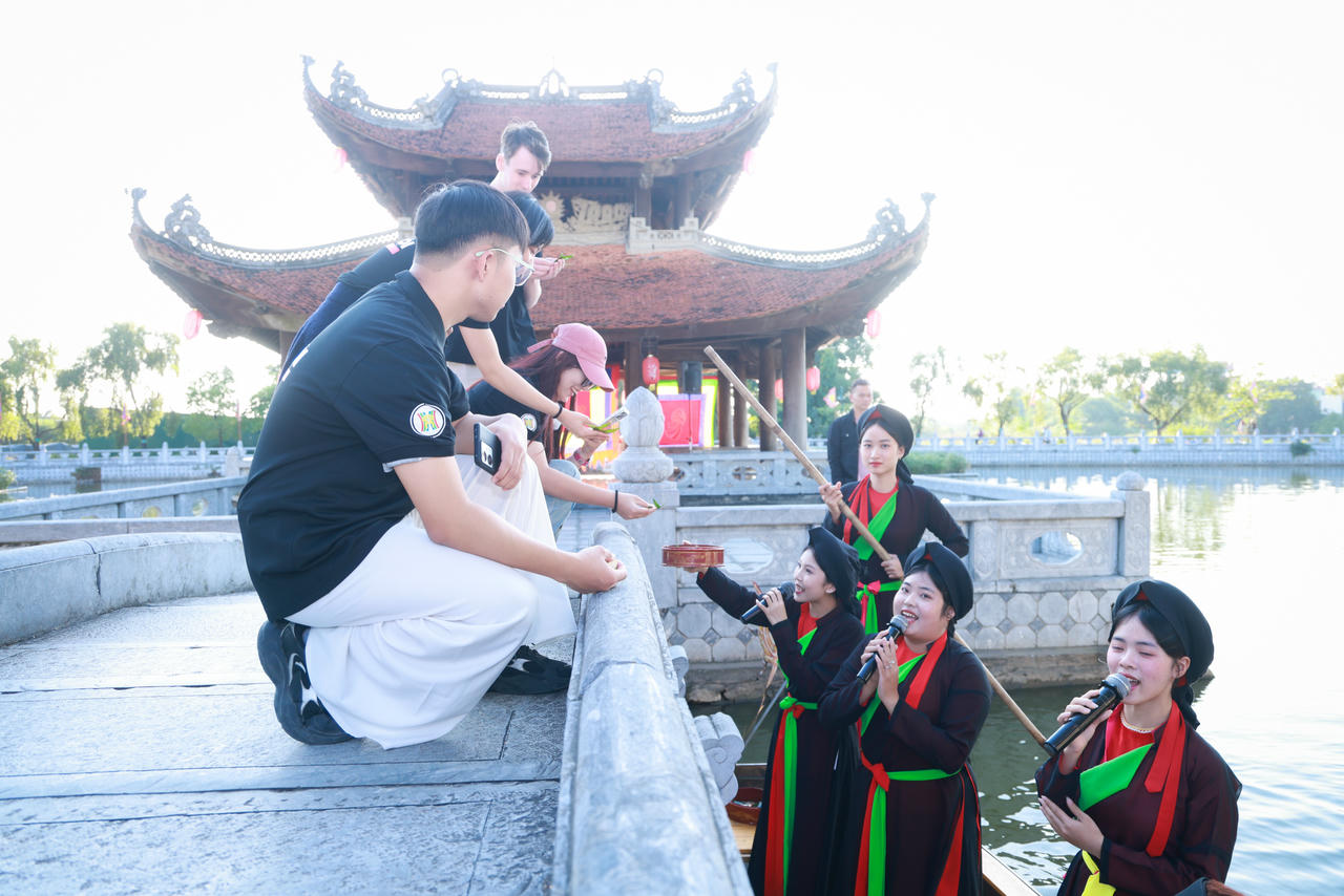 Thưởng thức các làn điệu quan họ Bắc Ninh (Ảnh: Thái Hằng).