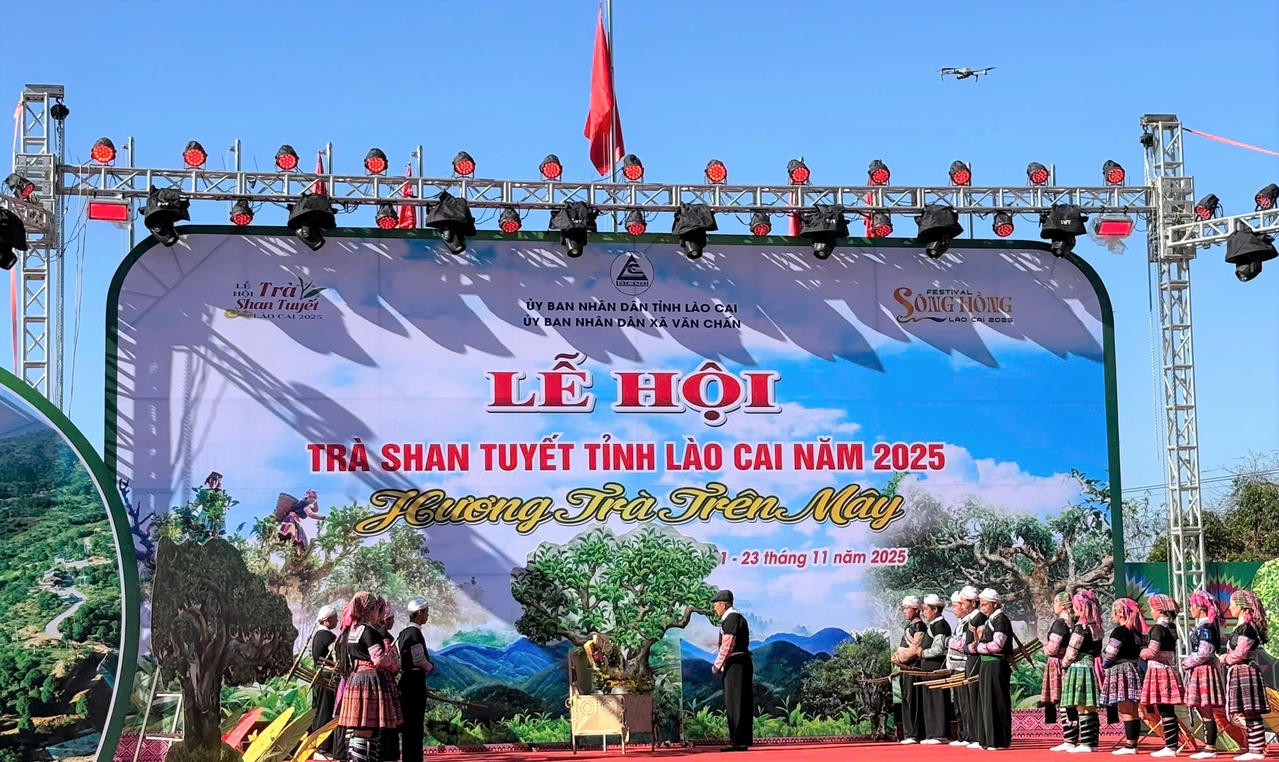 Tái hiện lễ tôn vinh cây chè tổ tại chương trình khai mạc. Ảnh: Văn Hoàng.