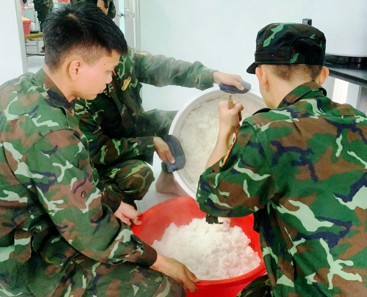 Bộ đội Quân khu 5 tâm niệm nỗ lực để người dân có cơm no bụng khi bị nước cô lập, nhà sạch bùn sau lũ.&nbsp;