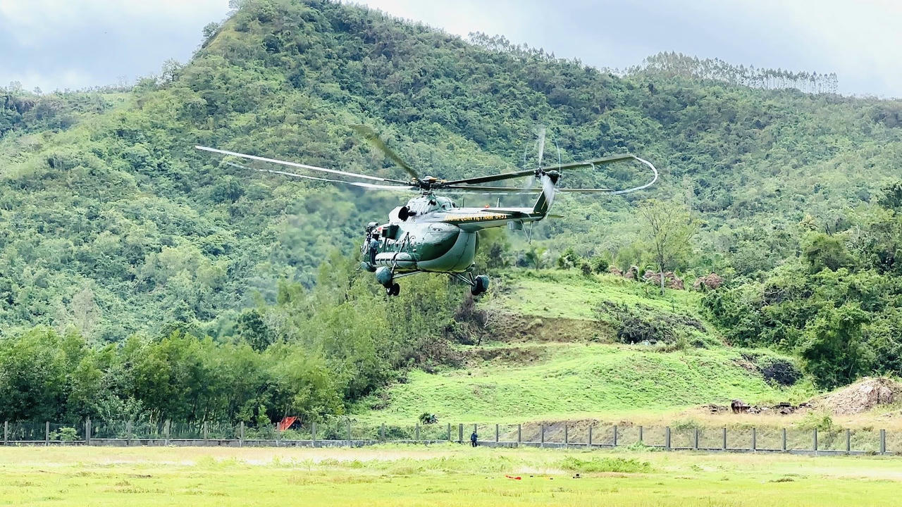 Trực thăng Không quân 370 hạ cánh tại xã Đồng Xuân (Đắk Lắk), đưa hàng cứu trợ tiếp tế cho người dân vùng lũ. (Ảnh:&nbsp;TTVH Đồng Xuân)