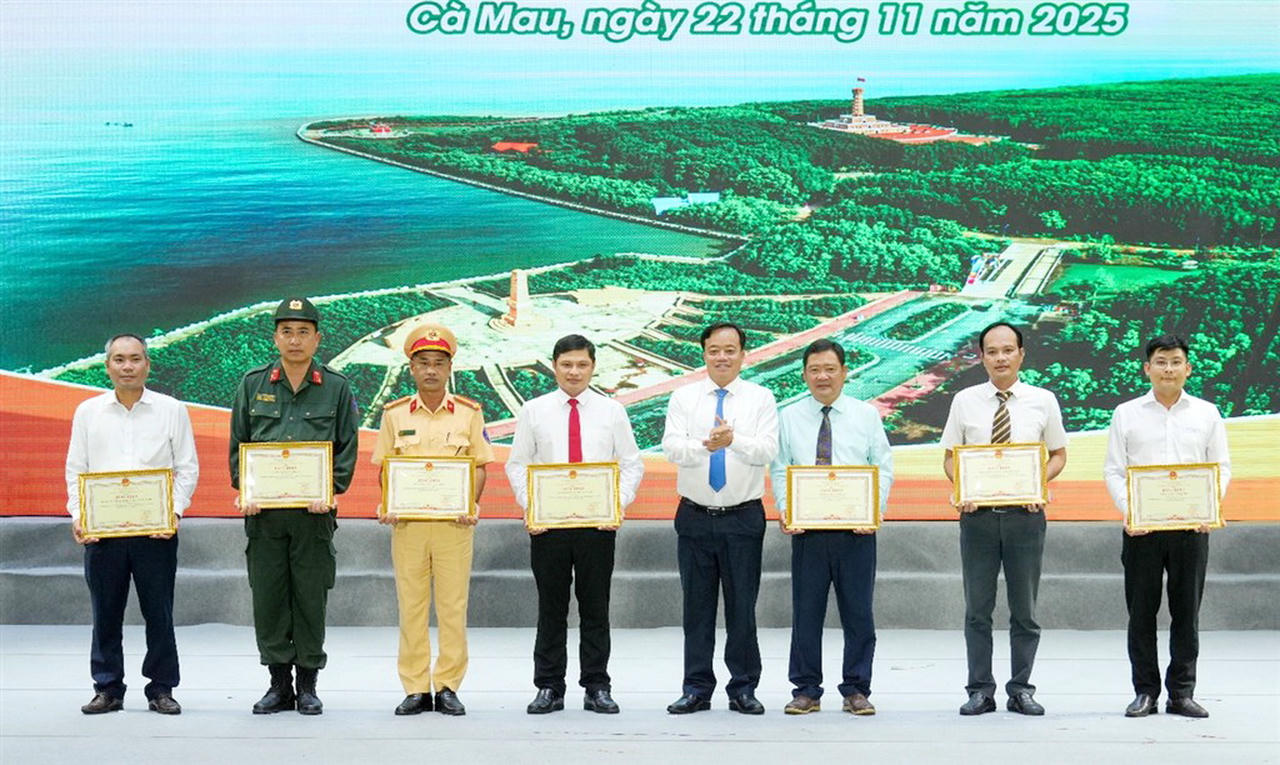 Ông Huỳnh Quốc Việt – Ủy viên dự khuyết Trung ương Đảng, Phó Bí thư Thường trực Tỉnh ủy, Chủ tịch Ủy ban MTTQ Việt Nam tỉnh Cà Mau, trao Bằng khen cho các tập thể có thành tích trong công tác tổ chức Ngày hội.