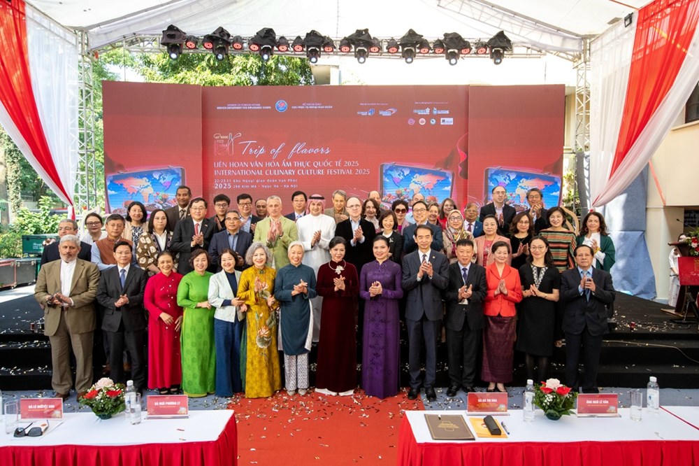 Các đại biểu chụp ảnh lưu niệm tại Liên hoan. (Ảnh BTC)