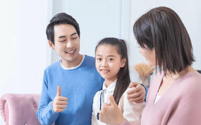 Cha mẹ nên khen ngợi thay vì trách phạt trẻ tăng động giảm chú ý