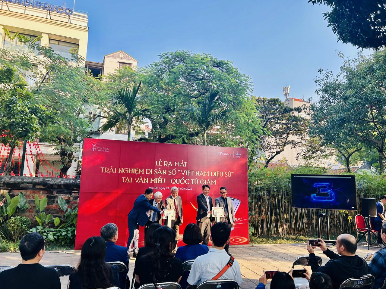 Các đại biểu tại lễ ra mắt "Trải nghiệm di sản số Việt Nam diệu sử" (ảnh Thùy Dương).
