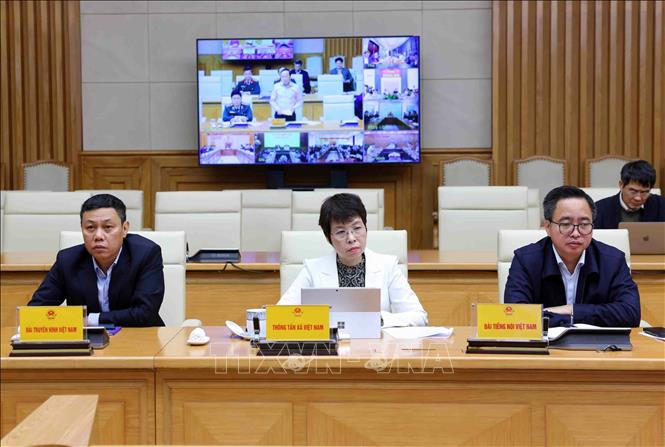 Các thành viên Ban chỉ đạo Phòng thủ dân sự quốc gia tham dự cuộc họp trực tuyến tại điểm cầu Chính phủ. Ảnh: Phạm Kiên/TTXVN