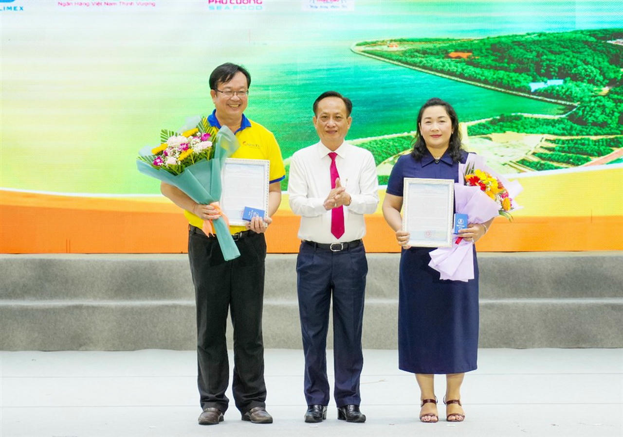 Ông Phạm Văn Thiều – Phó Bí thư Tỉnh ủy, Chủ tịch HĐND tỉnh, Trưởng Ban Chỉ đạo Ngày hội, trao thư cảm ơn cho các nhà tài trợ.