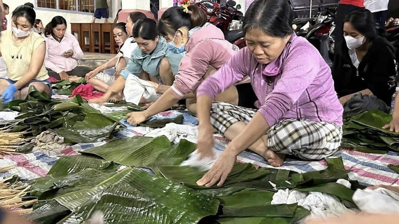 Người dân phường Trảng Dài xuyên đêm gói bánh chứng, bánh tét gửi đồng bào bị lũ lụt.