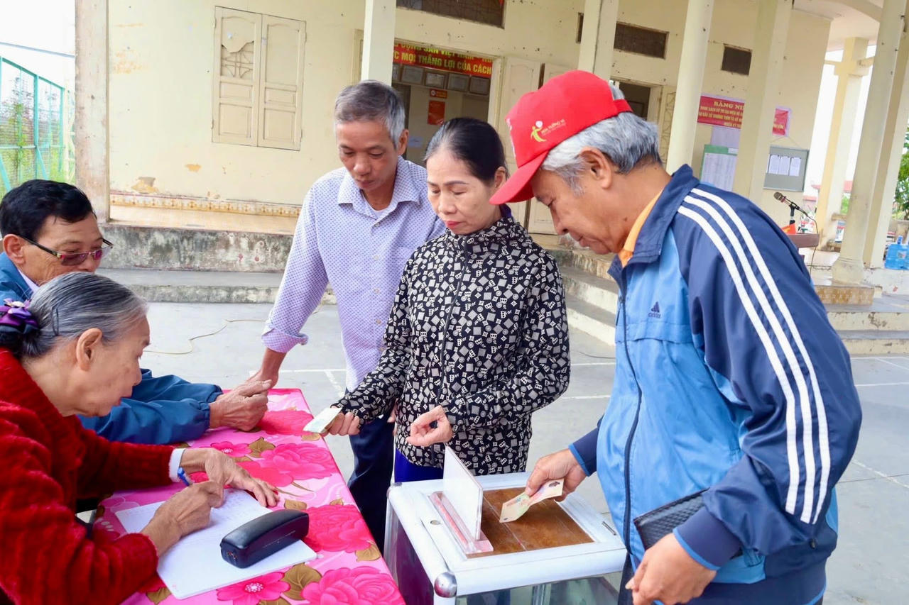 Nhân dân xã Kiến Hưng, TP Hải Phòng ủng hộ đồng bào lũ lụt sáng 23/11/2025.