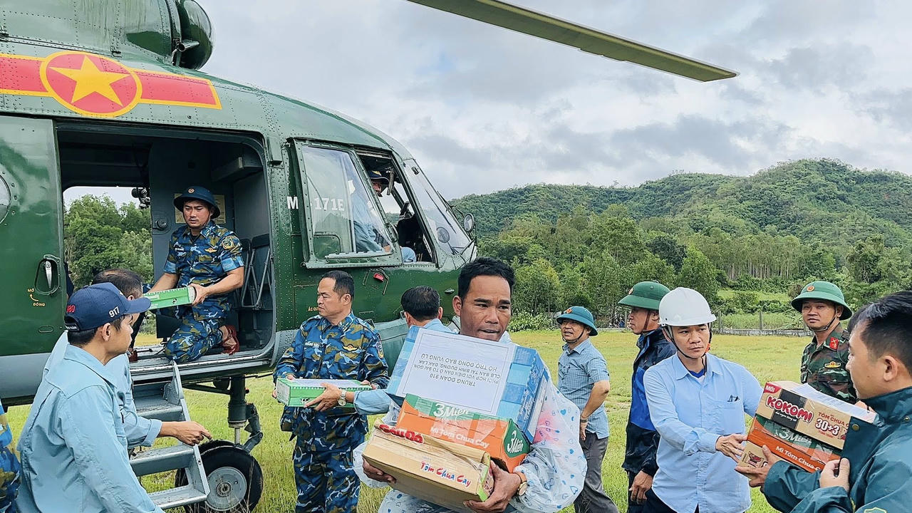 Không quân 370 bốc dỡ hàng cứu trợ tại xã Đồng Xuân (Đắk Lắk) sau đợt lũ kéo dài.&nbsp;(Ảnh: TTVH Đồng Xuân)