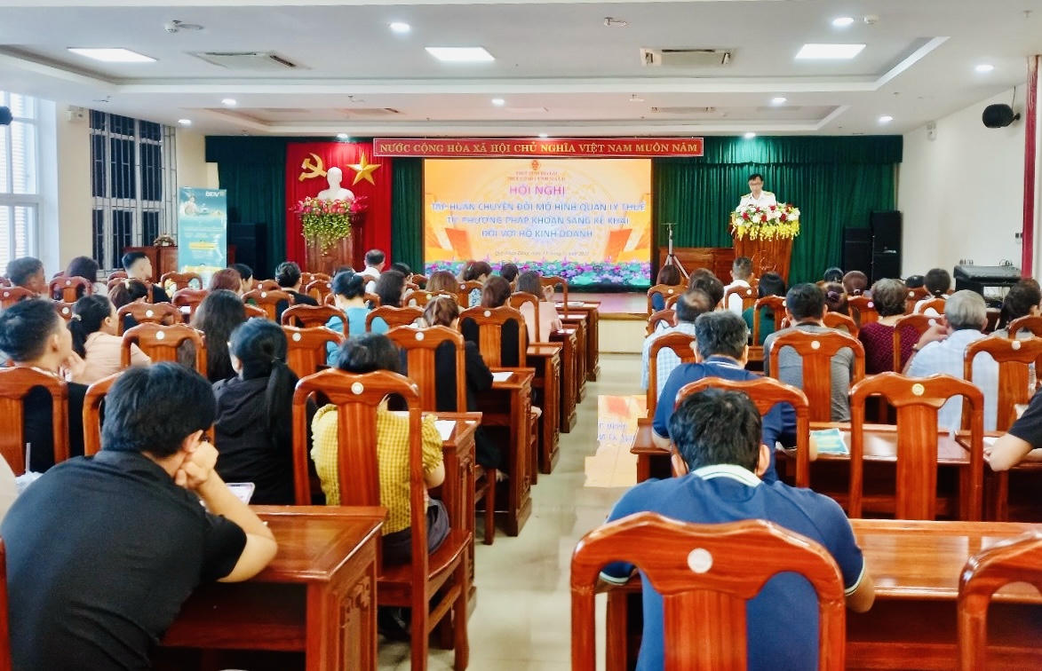 Thuế cơ sở 1 tỉnh Gia Lai tổ chức tập huấn hướng dẫn các hộ kinh doanh trên địa bàn chuyển đổi mô hình từ thuế khoán sang kê khai. Ảnh: Thuế tỉnh Gia Lai