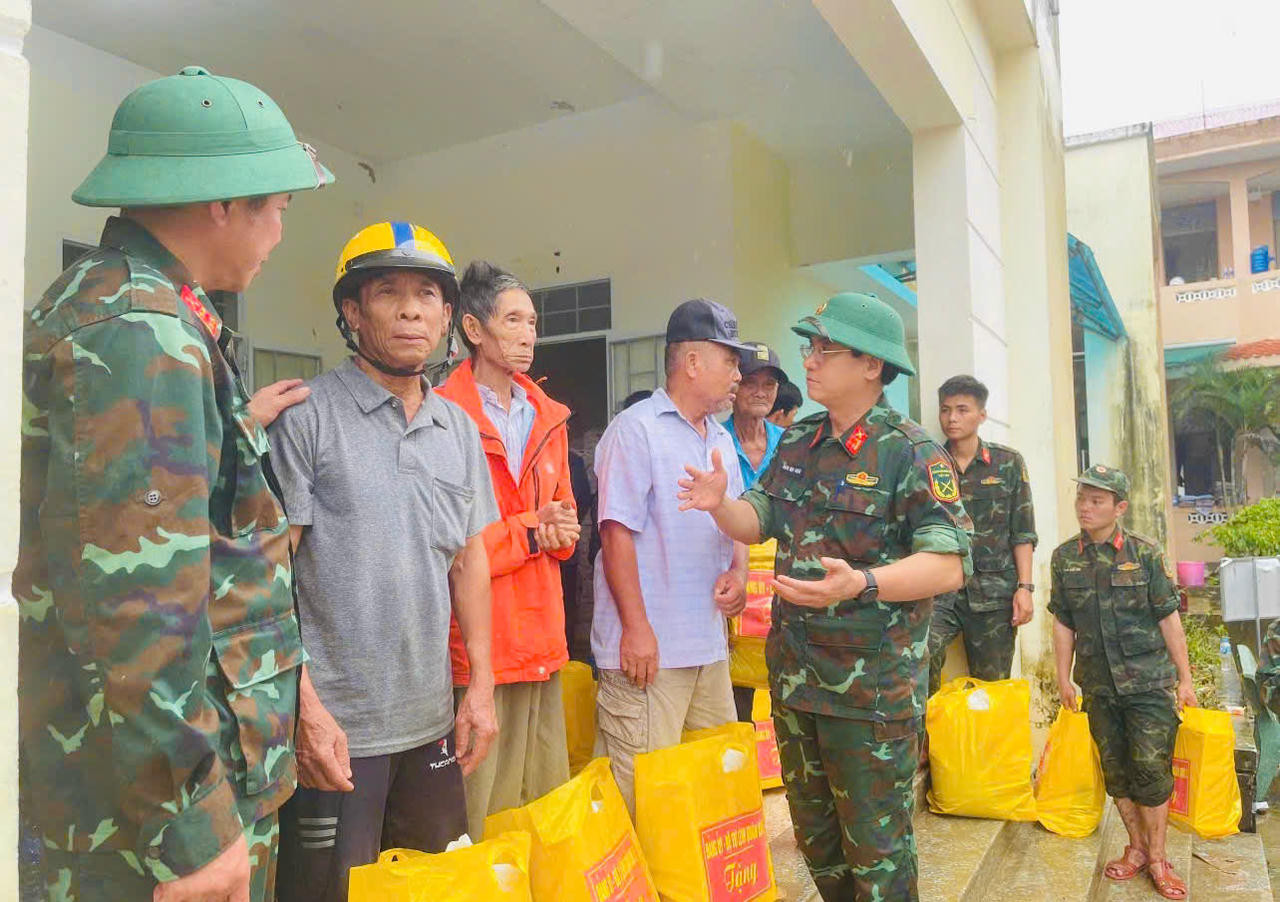 Đại tá Phan Đại Nghĩa kịp thời động viên, tặng quà bà con vùng lũ tại xã Tuy An Tây.