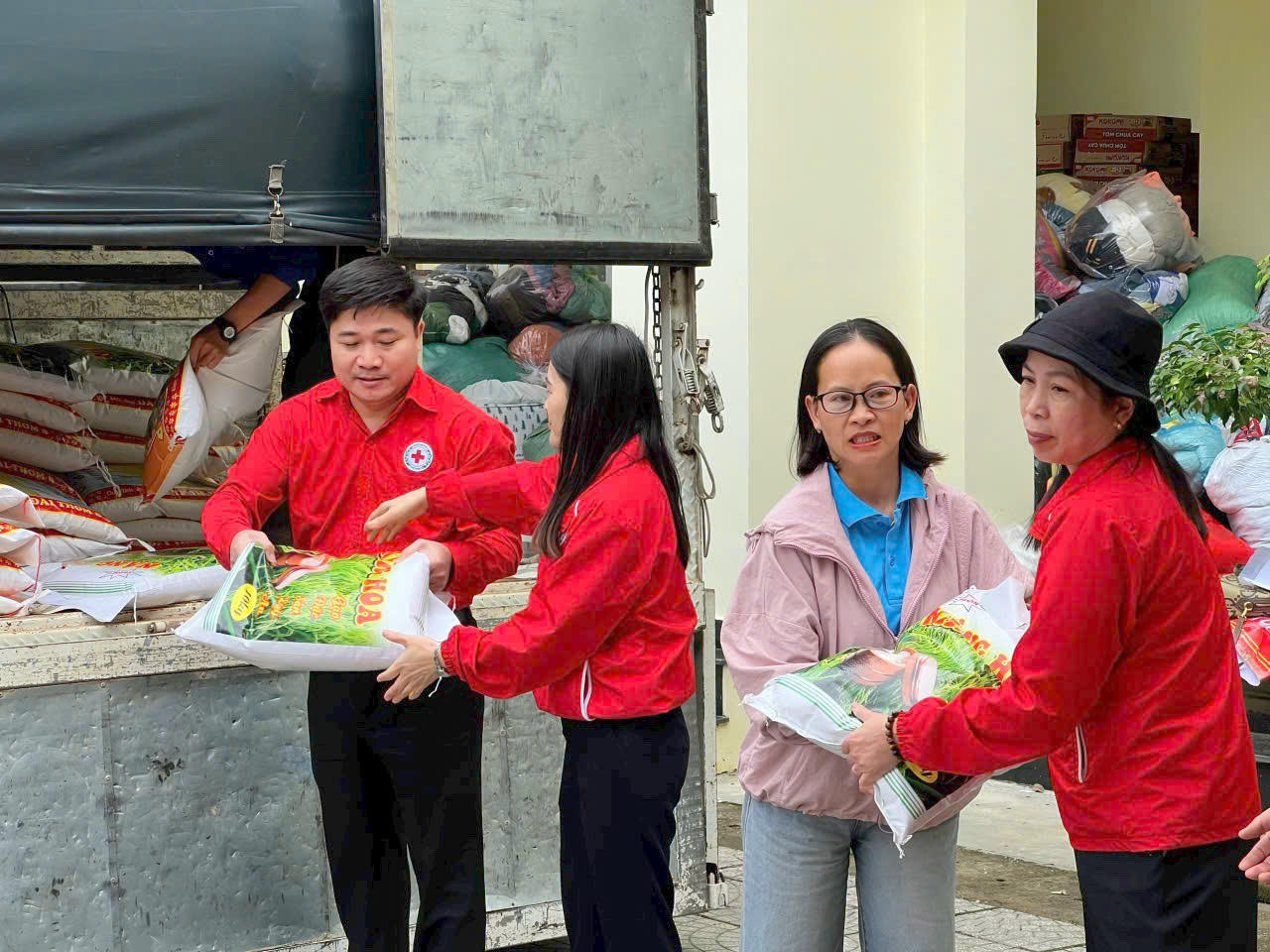 Mỗi sự đóng góp đều là ngọn lửa ấm áp, tiếp thêm động lực, niềm tin, giúp bà con Nhân dân bị thiệt hại, ảnh hưởng bởi lũ lụt tại các tỉnh miền Trung đứng vững và sớm ổn định lại cuộc sống.