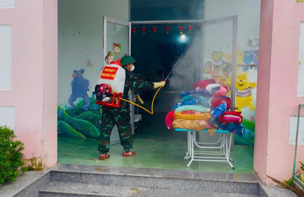 Lực lượng vũ trang Quân khu 5 tiêu độc, khử khuẩn tại xã Phú Hòa 2.