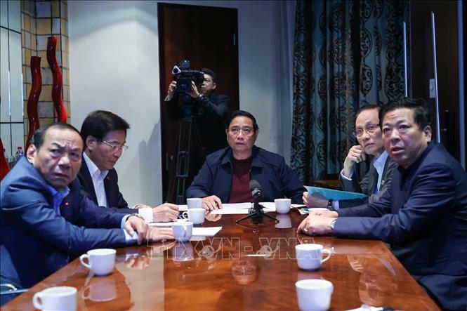 Thủ tướng Phạm Minh Chính chủ trì họp trực tuyến từ Nam Phi, chỉ đạo khắc phục hậu quả mưa lũ. Ảnh: Dương Giang/TTXVN