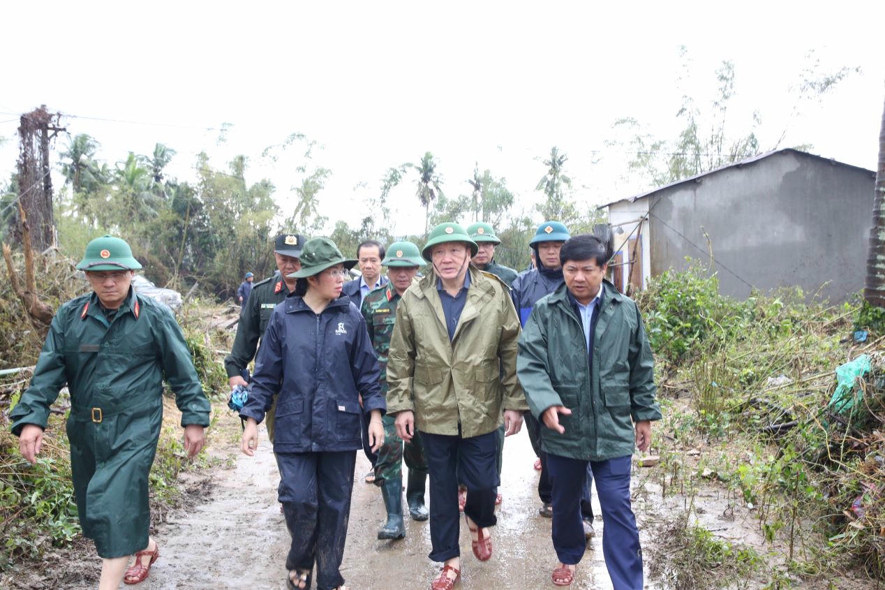 Phó Thủ tướng Thường trực Chính phủ Nguyễn Hòa Bình cùng lãnh đạo Đắk Lắk kiểm tra công tác phòng chống khắc phục thiên tai tại địa bàn phía Đông tỉnh