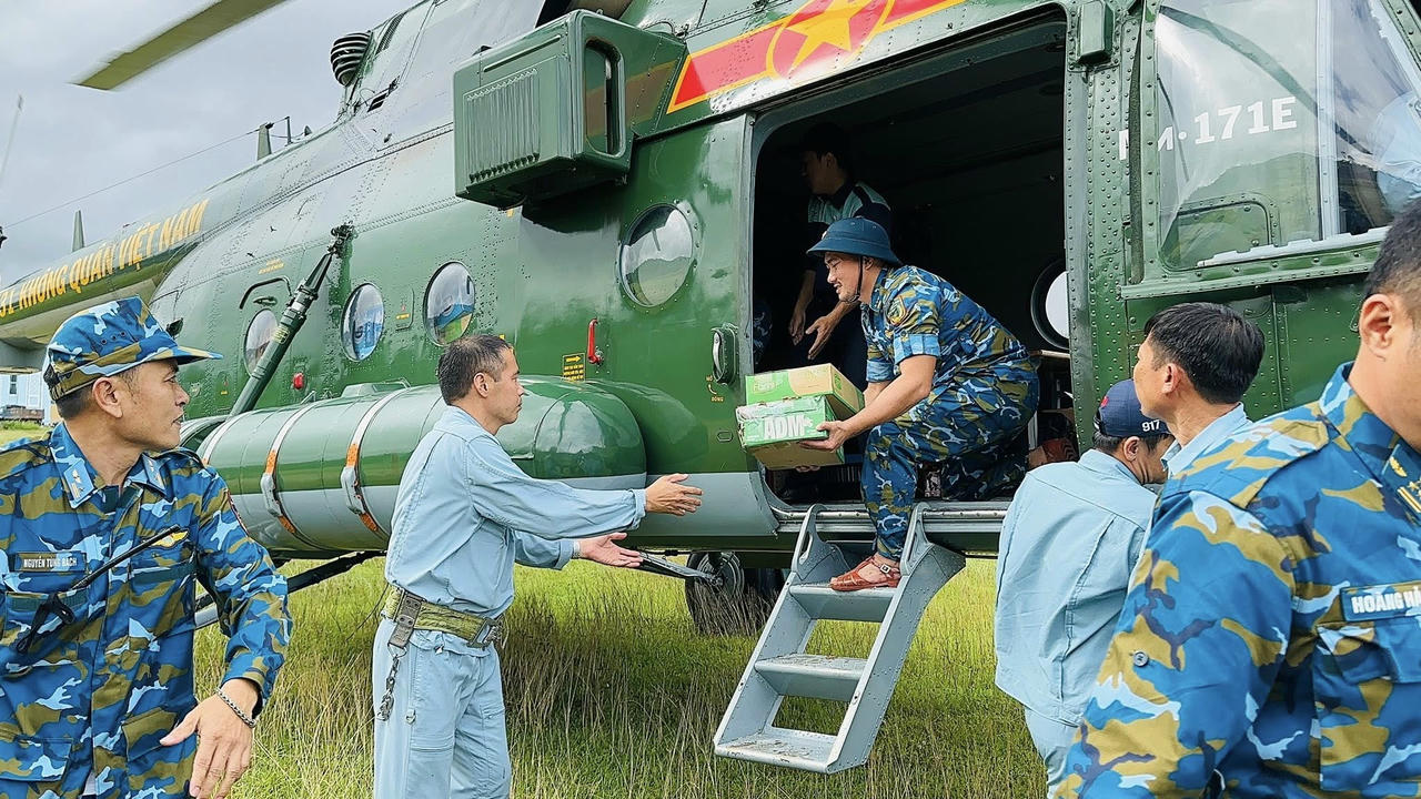 Trực thăng vận chuyển hàng cứu trợ đến vùng lũ Đắk Lắk 