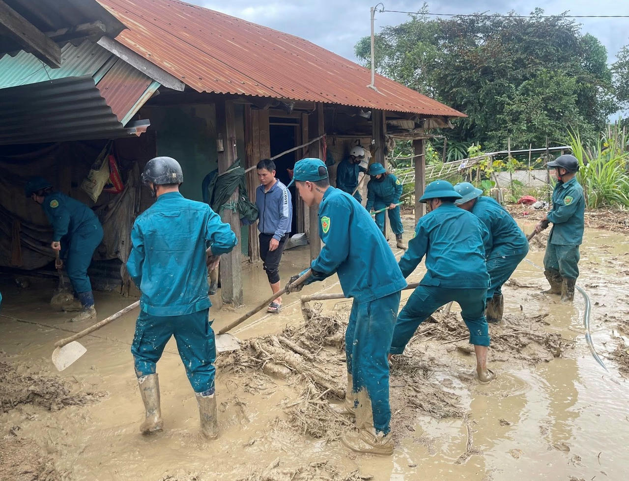 Dân quân Đắk Lắk dọn dẹp, gia cố nhà cho dân.&nbsp;