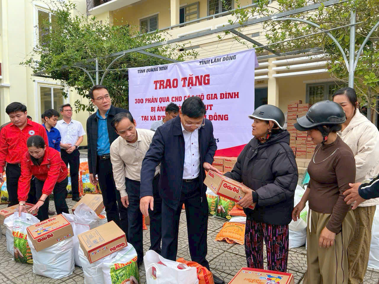 300 phần quà gồm các nhu yếu phẩm thiết yếu, như: Gạo, dầu ăn, gia vị, bánh kẹo, mì tôm, nước uống, thuốc men và các nhu yếu phẩm khác của tỉnh Quảng Ninh đã được trao tận tay bà con