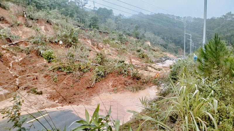 Tiếp tục sạt lở trên Quốc lộ 24, giao thông qua xã Măng Đen tê liệt