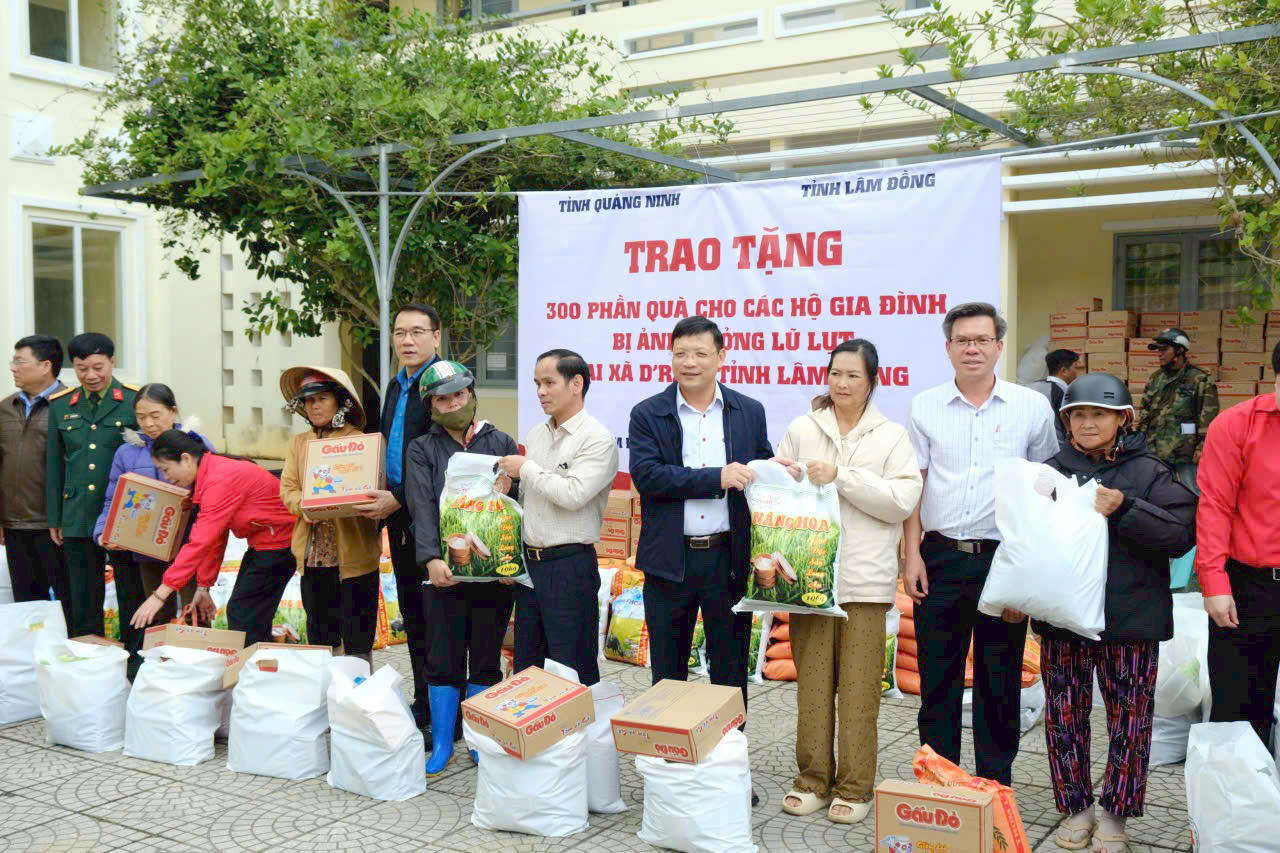 Hàng trăm phần quà đầu tiên từ người dân vùng Mỏ đã đến với Lâm Đồng