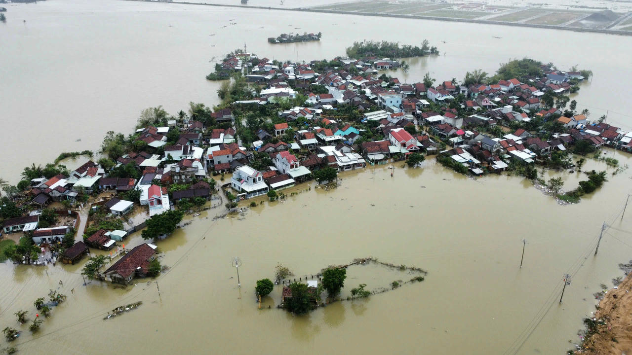 &nbsp;Một số khu vực tại xã Hòa Thịnh (Phú Yên cũ, nay là Đắk Lắk) vẫn ngập nặng 
sáng 23/11. (Ảnh: Hoài Nhân)
