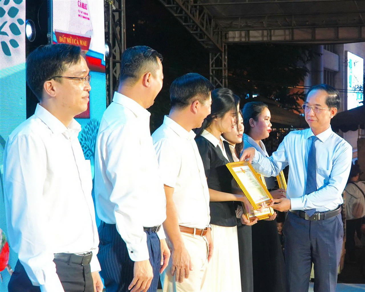 Ông Hồ Thanh Thủy – Phó Bí thư Tỉnh ủy Cà Mau, trao Bằng khen cho các tập thể, cá nhân có thành tích xuất sắc trong Ngày hội Cua Cà Mau lần thứ II năm 2025 và sự kiện “Xin chào Cà Mau” (Ảnh: Nguyễn Phú).