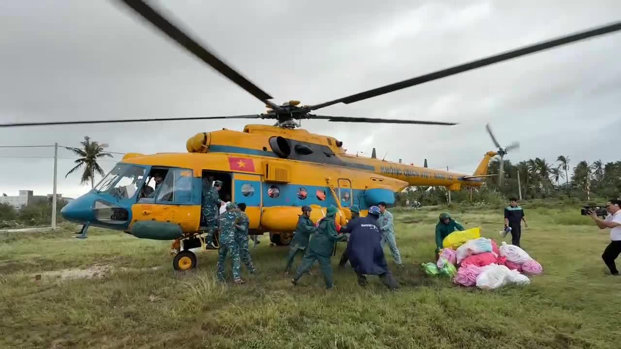 Trung đoàn 917 tiếp tục thực hiện các chuyến bay cứu trợ nhân dân vùng lũ