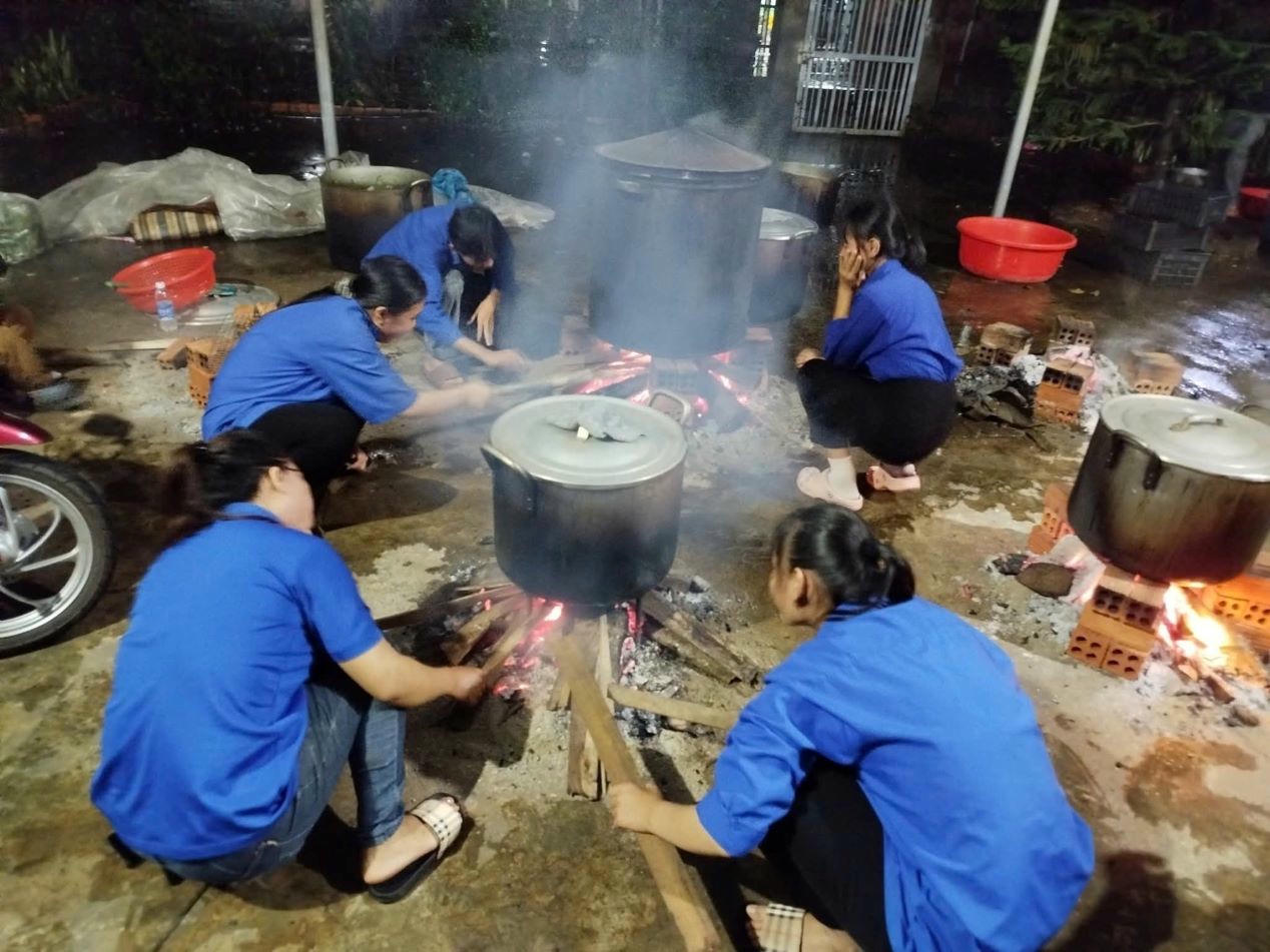 Tuổi trẻ Đắk Lắk tham gia nấu ăn bảo đảm người dân có suất ăn nóng.