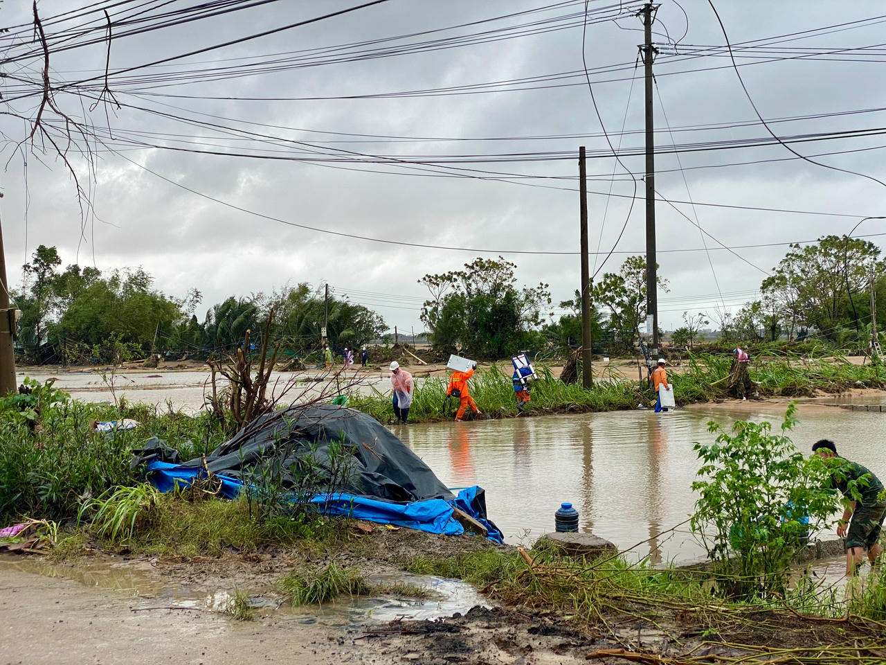 Mưa lũ khiến hệ thống lưới điện bị hư hại nghiêm trọng. 