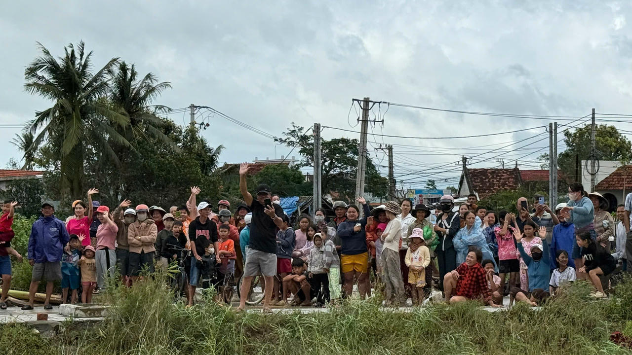 Hàng trăm người dân và cán bộ địa phương đã chờ và nhận nhu yếu phẩm trong niềm xúc động, sau nhiều ngày sống trong cảnh bị cô lập bởi nước lũ. 