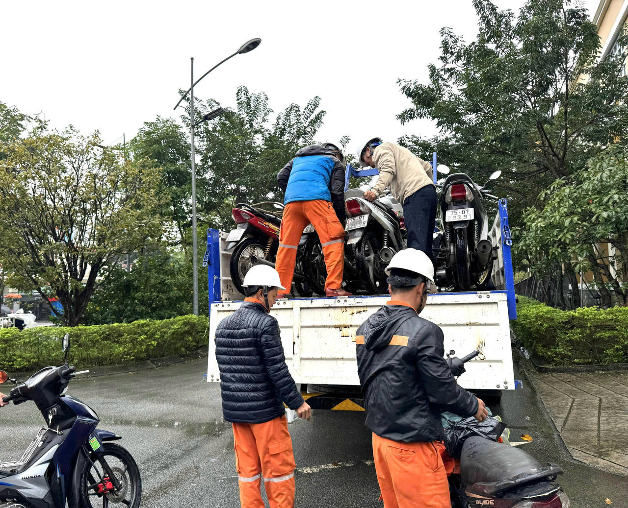 Mang theo xe máy để chủ động đi lại.