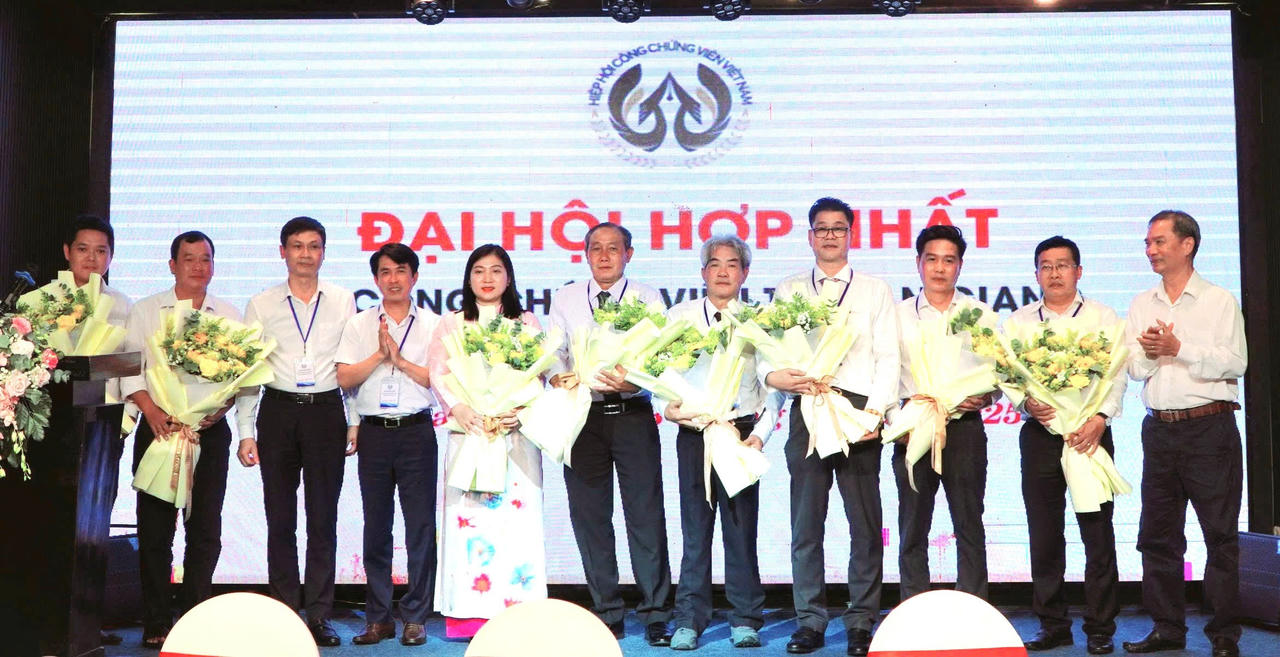  Đại biểu chụp ảnh cùng Ban Chấp hành Hội Công chứng viên tỉnh An Giang, nhiệm kỳ 2025 - 2030.