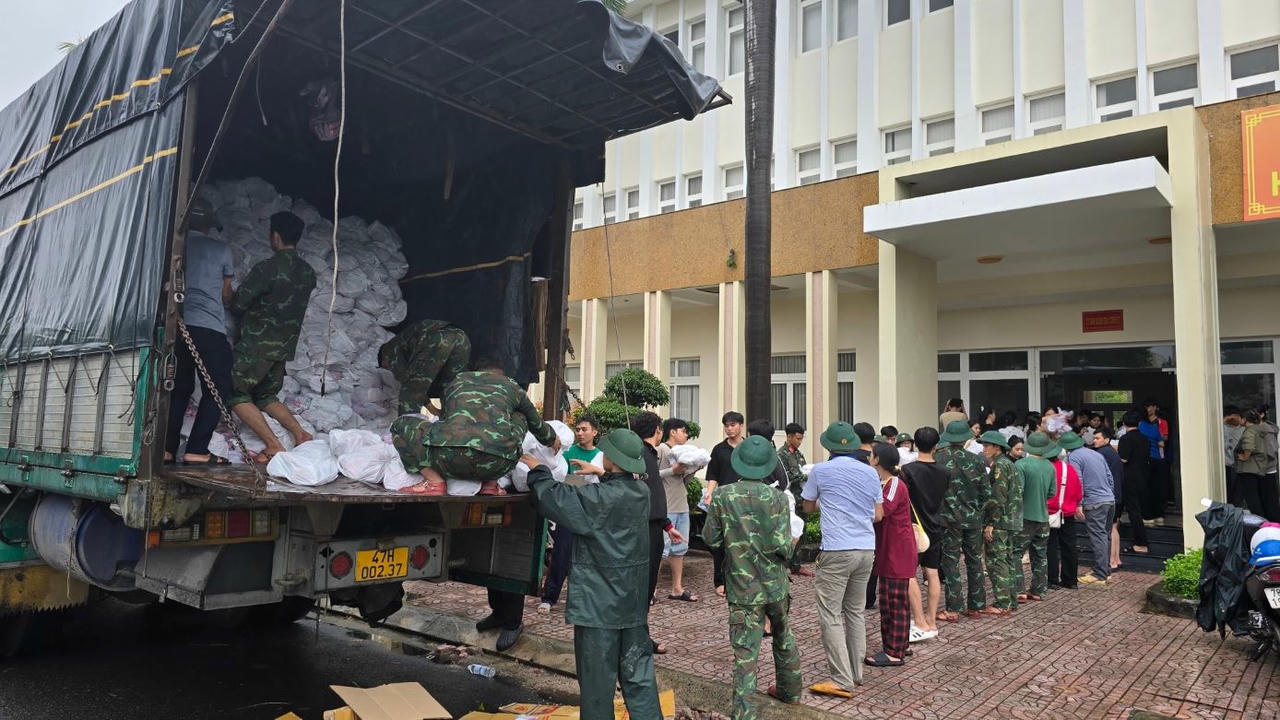 Quân và dân Đắk Lắk tiếp tục tiếp tế nhu yếu phẩm cho nhân dân vùng lũ.