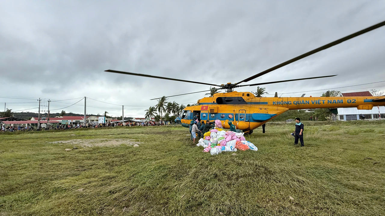 2 trực thăng tiếp cận và hạ cánh an toàn tại vị trí sân vận động xã Tuy An Đông và sân vận động thôn Long Thăng, xã Đồng Xuân, tỉnh Đăk- Lăk 