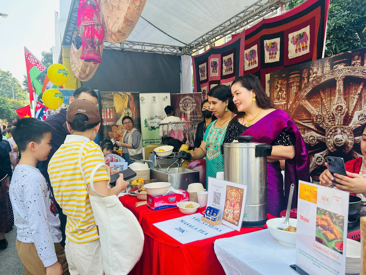 Ban Tổ chức ước tính đã có gần 20 nghìn lượt khách đến thăm quan, thưởng thức các món ăn đa dạng, đặc trưng của nhiều quốc gia (ảnh T.D).