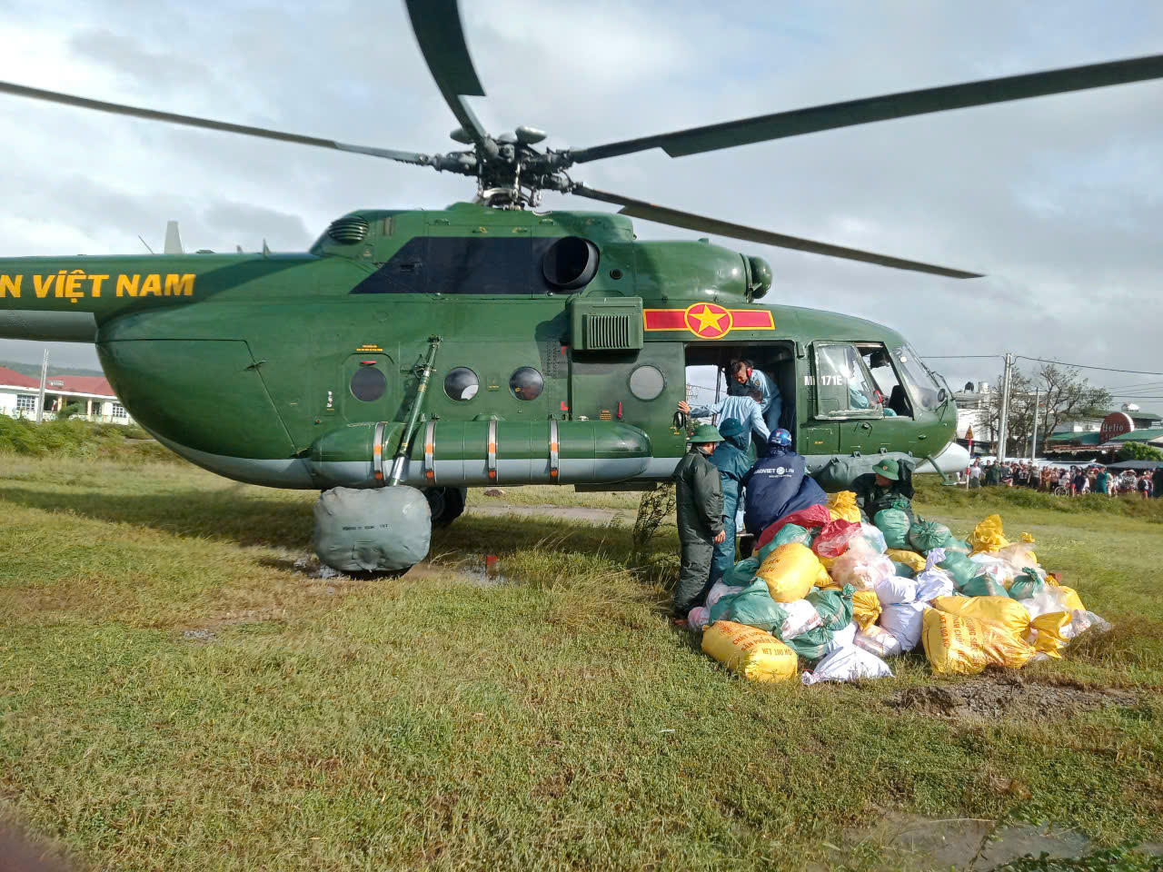 Sư đoàn 372 thực hiện nhiều chuyến bay cứu trợ đồng bào vùg lũ của tỉnh Đắk Lắk.