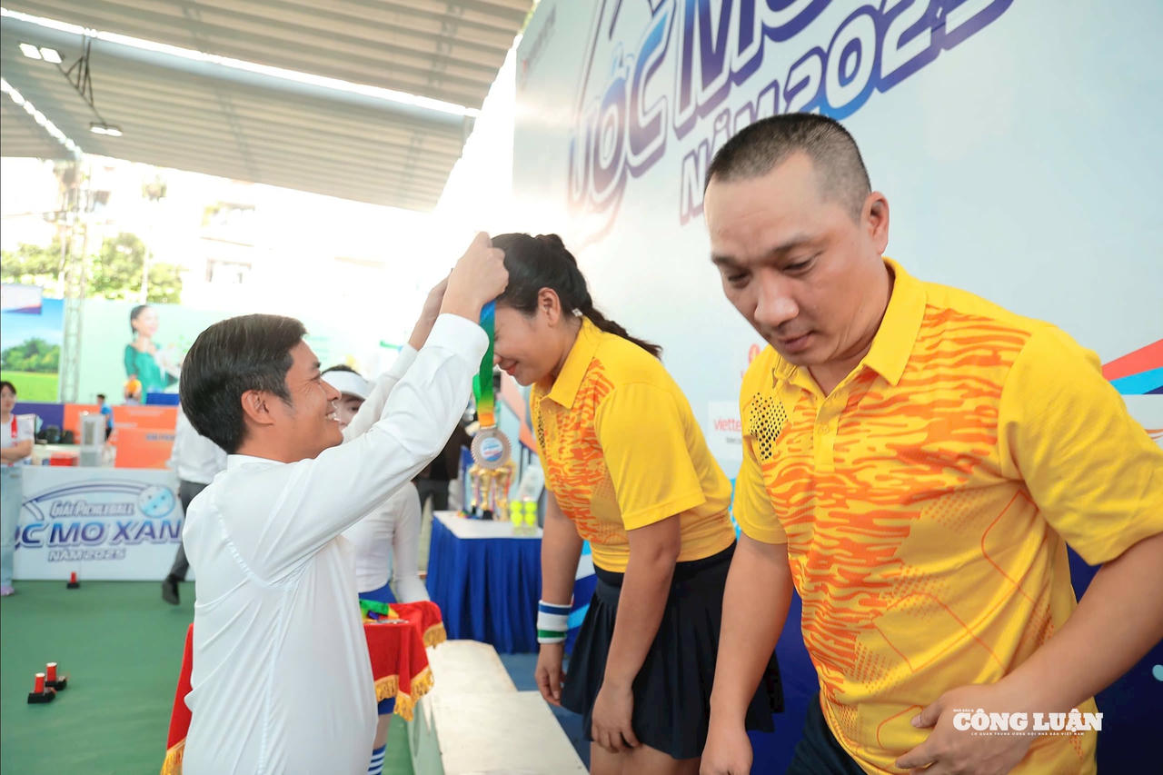 Trưởng Ban Tổ chức Giải đấu Lê Trần Nguyên Huy chúc mừng và trao huy chương cho các vận động viên.