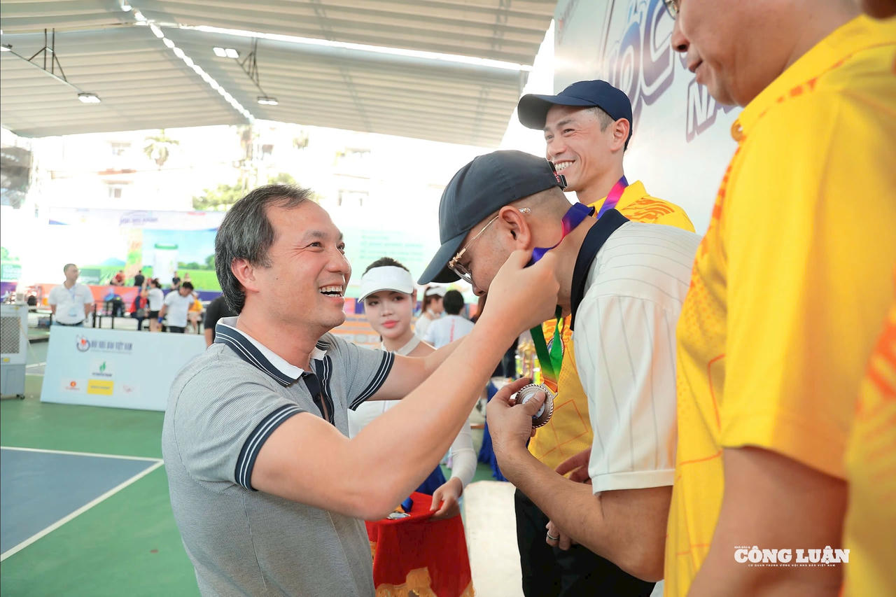 TS Hoàng Trung Dũng trao huy chương cho các vận động viên.