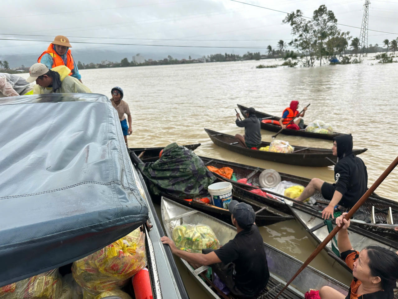 Lực lượng Công an Đồng Nai cứu trợ người dân vùng lũ Đắk Lắk.