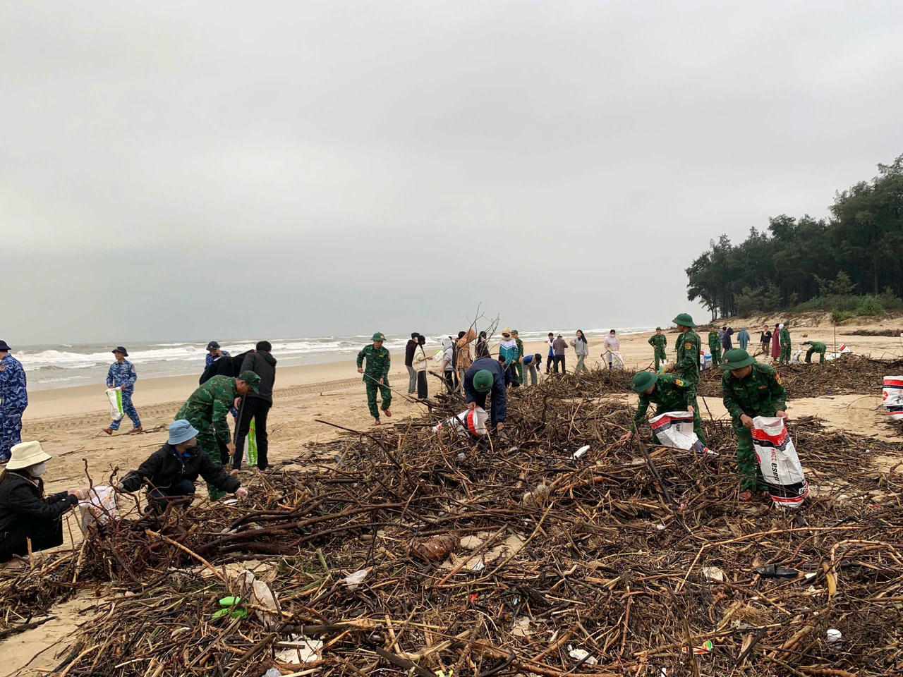 Hưởng ứng “Ngày Chủ nhật xanh”, gần 200 người tham gia vệ sinh, trả lại cảnh quan xanh - sạch - đẹp cho Nam Cửa Việt.. 