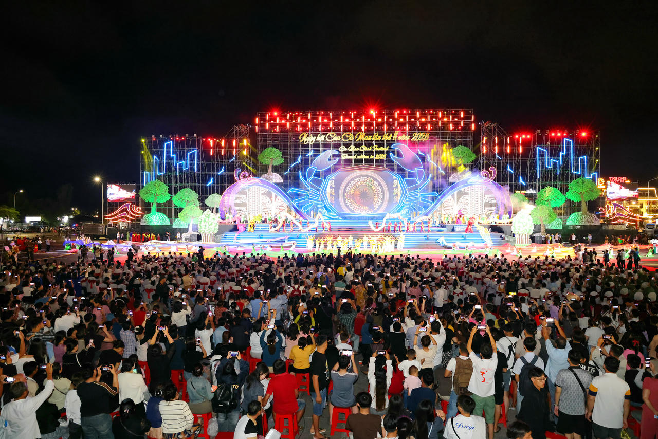 Ngày hội Cua Cà Mau lần thứ II thu hút hàng chục nghìn du khách trong và ngoài tỉnh đến tham quan, thưởng thức đặc sản và mua sắm.