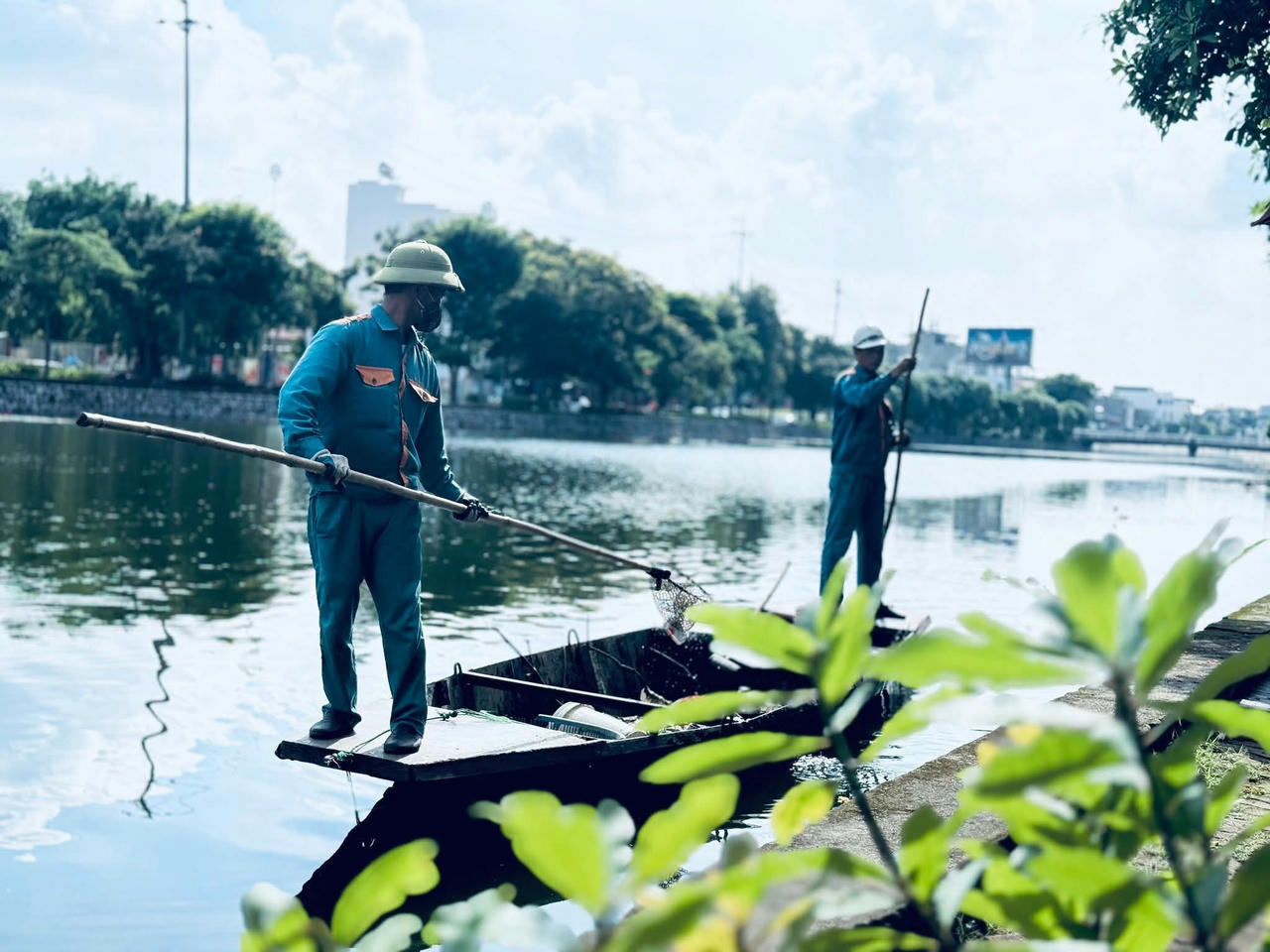 Công ty kiểm soát chặt chẽ và theo dõi mực nước, điểm ngập và tình trạng hoạt động của hệ thống các trạm bơm chủ động trong công tác bảo dưỡng, sửa chữa định kỳ trước mừa mưa bão.