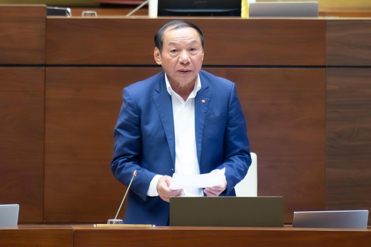 Bộ trưởng Nguyễn Văn Hùng báo cáo giải trình, làm rõ một số vấn đề được đại biểu quan tâm.