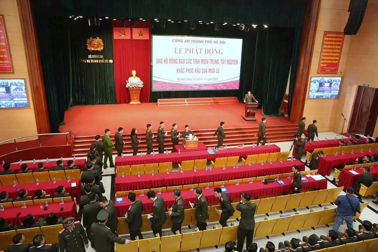 Cán bộ, chiến sĩ Công an TP Hà Nội quyên góp ủng hộ trực tiếp tại trụ sở Công an TP.